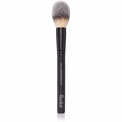 Le pinceau Rodial The Multi Blend Brush assure un maquillage parfait des joues.