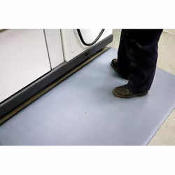 Découvrez le tapis anti-fatigue Orthomat®, le compagnon idéal pour vos postes de travail ! Conçu en PVC à structure granuleus ...