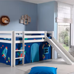 Equipé d'un toboggan et décoré par de jolis rideaux colorés au décor de fusée, ce lit surélevé PINO deviendra rapidement l'él ...