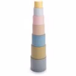 Les jouets sont le moyen idéal pour favoriser le développement des tout petits. Le jouet Dantoy Tiny Bio Stacking Tower ne di ...