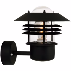 Une lampe classique de Nordlux, qui convient parfaitement pour éclairer une allée de garage, une entrée, une terrasse ou un p ...