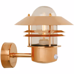 Une lampe classique de Nordlux, qui convient parfaitement pour éclairer une allée de garage, une entrée, une terrasse ou un p ...