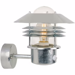 Une lampe classique de Nordlux, qui convient parfaitement pour éclairer une allée de garage, une entrée, une terrasse ou un p ...