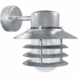 Une lampe classique de Nordlux, qui convient parfaitement pour éclairer une allée de garage, une entrée, une terrasse ou un p ...
