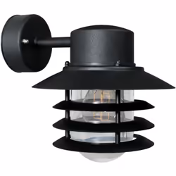 Une lampe classique de Nordlux, qui convient parfaitement pour éclairer une allée de garage, une entrée, une terrasse ou un p ...