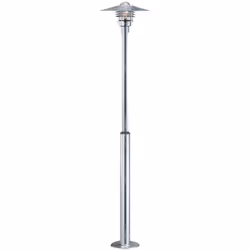Une lampe classique de Nordlux, qui convient parfaitement pour éclairer une allée de garage, une entrée, une terrasse ou un p ...