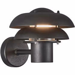 L'applique murale Kurnos présente un design classique et moderne parfait pour votre entrée, allée, terrasse ou tout autre esp ...