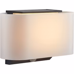 Piola est une applique solaire au design moderne et incurvé. La lampe se recharge à la lumière du soleil pendant la journée e ...