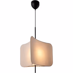 Tinto est une suspension moderne au design fascinant. L'abat-jour triangulaire est accroché à une fine suspension, créant un  ...
