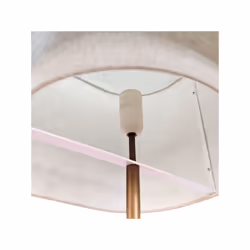 Le lampadaire Takai du Studio Mavro//Lefèvre par Sofie Lefèvre possède un grand abat-jour en tissu à la forme magnifique qui  ...