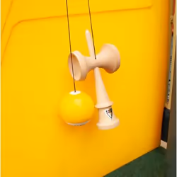 KROM KENDAMA Pop lol yellow
