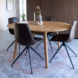 Cette table extensible en chêne et métal DRELIA se combine avec des chaises de style rustique, industriel ou contemporain. El ...