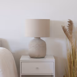 Cette lampe élégante en céramique beige ajoutera une touche sophistiquée à votre espace intérieur . Avec ses dimensions de 30 ...