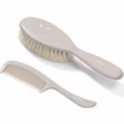 Pour prendre soin des cheveux et du cuir chevelu délicat de votre bébé, adoptez le set BabyOno Take Care Brosse et Peigne. Pa ...