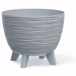La jardinière Furu présente une forme classique avec un fond arrondi surélevé sur des pieds. Sa surface ondulée et ses couleu ...