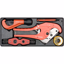 Coffret de plombier - YT 55482 Un ensemble d'outils de plombiers. L'ensemble comprend : - Coupe-tube PVC 63 mm YT-22312 - Cou ...