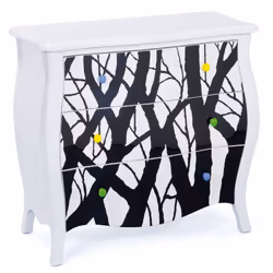 Elégante commode fabriqué en bois de bouleau massif. Equipée de 3 tiroirs avec poignées assorties. Un mélange entre style anc ...