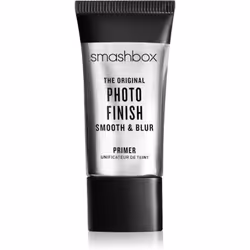 Pour avoir un visage parfait sur les photos et en vrai, utilisez la base lissante sous fond de teint Smashbox Photo Finish Fo ...