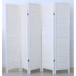 Ce paravent de 5 panneaux en bois coloris blanc offre une belle décoration. Il vous permet également d'aménager une pièce pou ...