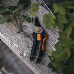 Fiskars Solid M P321 sécateur Contournement Noir, Orange