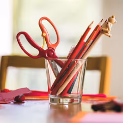 Fiskars 1064067 ciseaux à bouts ronds Ciseaux pour loisirs créatifs Découpe droite Rouge - Vue supplémentaire 5