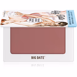 Le fard à joues theBalm Big Date® donne à votre visage un aspect sain, frais et naturel.