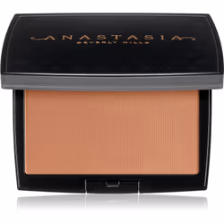 Le bronzer Anastasia Beverly Hills Powder Bronzer parfait l’aspect de la peau du visage et lui apporte un léger effet bronzé.