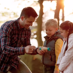 Hape Hand-Powered Flashlight Bambou, Vert Lampe torche
