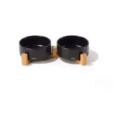 Gamelle design avec double bol en céramique et support en bambou. Lavable au lave-vaisselle et pied antidérapant.