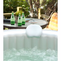 Description générale Profitez de moments de détente inoubliables dans votre spa gonflable avec ce lot de 2 appuis-tête et 1 p ...