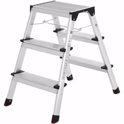 Description générale Ce marchepied pliant à 3 marches est idéal pour un usage domestique. Sa hauteur dépliée atteint 62 cm, p ...