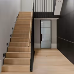 La Balise LED saillie 3W 220V 120° Rond Noir IP44 pour Escalier sera votre alliée pour éclairer vos marches d'escalier tout e ...