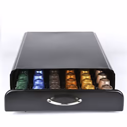 Description générale Ce support dosettes à tiroir est conçu pour accueillir jusqu'à 50 capsules Nespresso ou 45 capsules Veri ...
