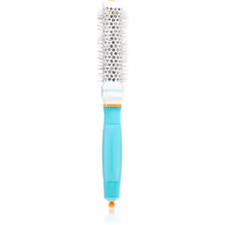 La brosse ronde pour cheveux Moroccanoil Tools est un accessoire indispensable pour le brushing.