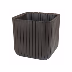 Ce pot en résine est idéal pour couvrir les fleurs avec élégance. Son aspect bois lamé très design s'adaptera parfaitement av ...