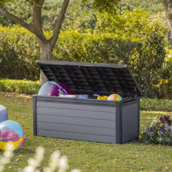 Cette boîte de rangement d'extérieur de 570 L Cortina de la marque Keter vous permet de garder votre espace extérieur propre ...