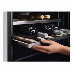 Electrolux 923 421 237 refroidisseur à vin Refroidisseur de vin compresseur Pose libre Noir 18 bouteille(s)
