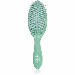 La brosse à cheveux Wet Brush Go Green est un article indispensable qui vous aide au quotidien à arranger vos cheveux et à cr ...