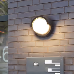 Prévoyez-vous de redécorer vos espaces extérieurs ? Nous vous proposons l'Applique Murale 15W Noire Ronde IP65 pour éclairer  ...