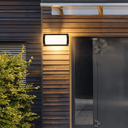 L'Applique Murale LED 20W Noire Rectangulaire IP65 dispose d'une puissance de 20W parfaite pour éclairer des espaces petits e ...