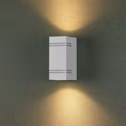 Optez pour le design moderne de l'Applique Murale LED Blanche Carrée IP44 Double Faisceau GU10 qui saura être l'éclairage idé ...