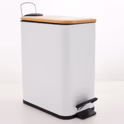 Poubelle à pédale de la marque Spirella. Avec sa forme rectangulaire et sa couleur tendance, la poubelle à pédale moderne de  ...