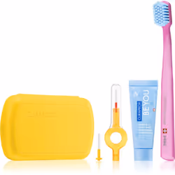 Rien n’est plus beau que des dents blanches et saines. Le coffret cosmétique Curaprox Travel Set vous offre les soins nécessa ...