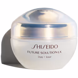 Offrez un soin réellement luxueux à la peau de votre visage. La crème protectrice de jour Shiseido Future Solution LX&nbsp;élimine efficacement les signes de vieillissement de la peau