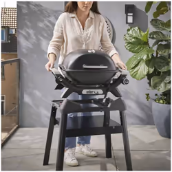 Idéal pour les petits espaces comme les balcons et terrasses, le Weber Q 1200 N noir sur stand allie performance et praticité ...