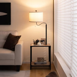 Lampadaire sur Pied Salon avec Table d'Appoint 2 Port usb et Bras de Lampe Rotatif à 360°, Lampe Salon sur Pied 144 cm avec 2 Étagères Ouvertes,