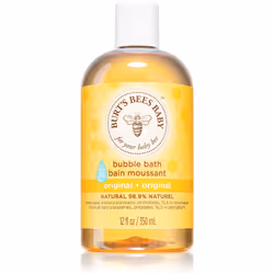Le produit Burt’s Bees Baby Bee prend soin de la peau de l’enfant en douceur pendant son bain.