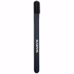 Indispensable à la bonne hygiène bucco-dentaire. La brosse à dents avec des poils medium Marvis Toothbrush Medium permet d'él ...