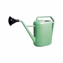Arrosoir 6 litres avec buse de pluie Arrosoir en plastique avec buse de pluie. Capacité de 6 litres. Couleurs variées. Caract ...
