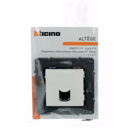 La prise RJ45 multimédia catégorie 6 FTP Legrand de la gamme Altège, en finition Neige, allie performance réseau et design co ...